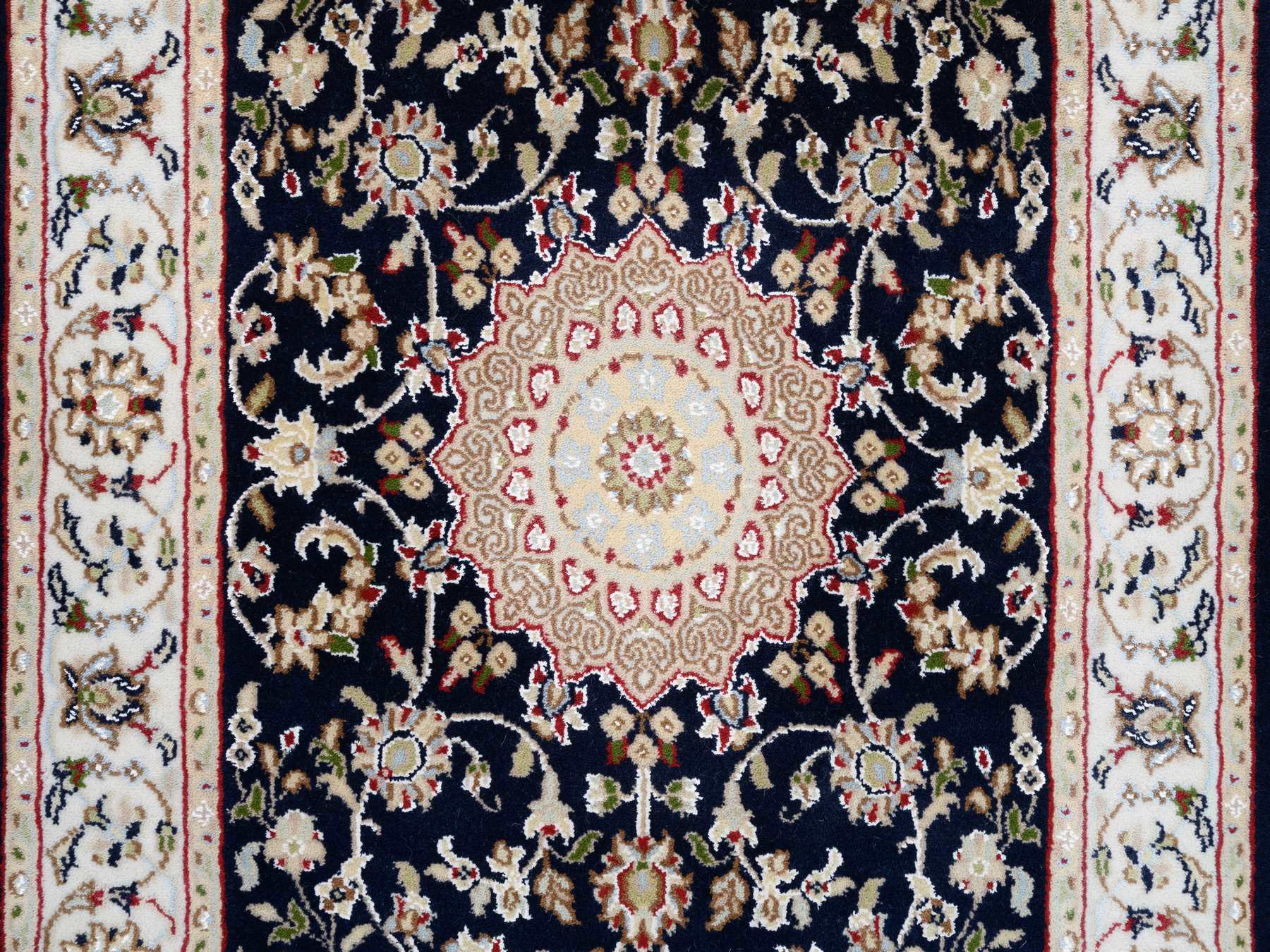 Traditional Rugs LUV576360